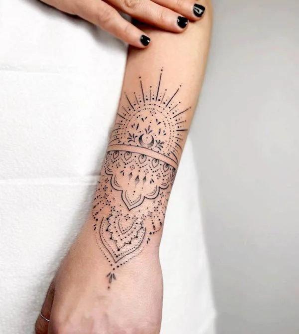 Ornamental pattern wrapping around the wrist