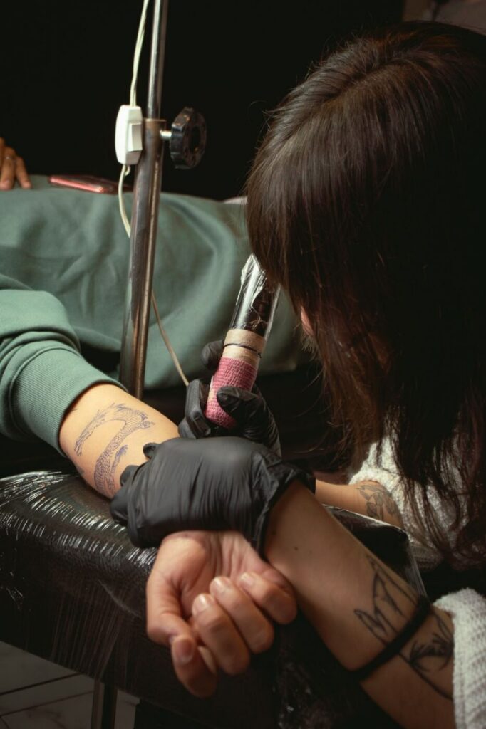 Lựa chọn nhóm kim ảnh hưởng đến độ dày đường nét và độ đậm blackwork.